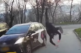 Copil luat pe capota unui taxi. Imagini cu impact emoțional